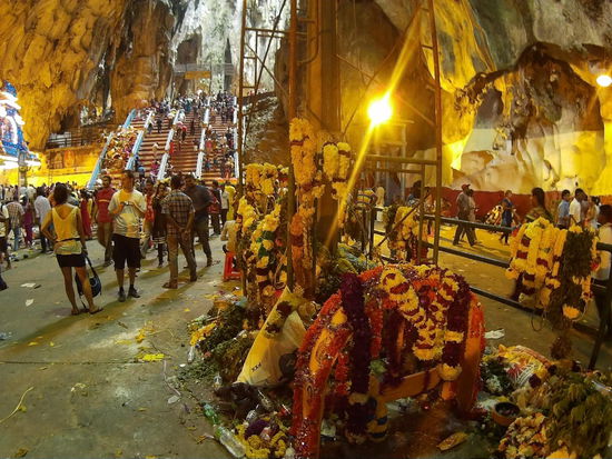 Alte Geschenke, zur Seite geräumt. Sie verlieren wohl ihre Bedeutung,  wenn sie dargebracht wurden.