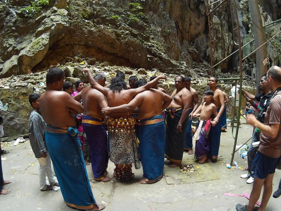 Die Schellen um Hüfte und Fußgelenke sind wohl sehr schwer