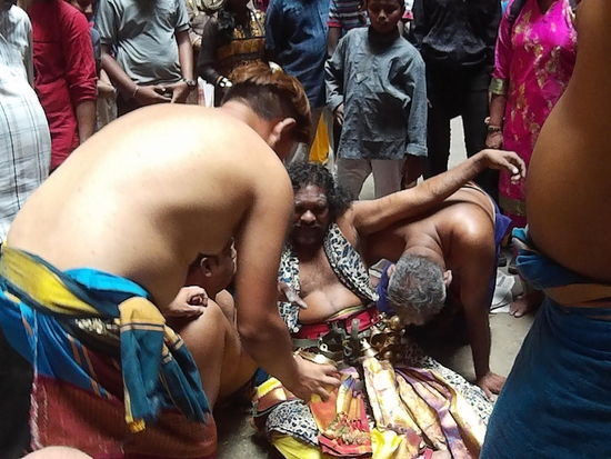 Dann hab ich angefangen zu filmen, deshalb gibts davon, wie er aufsteht und über die Arme der Helfer zum Tempel läuft, keine Bilder