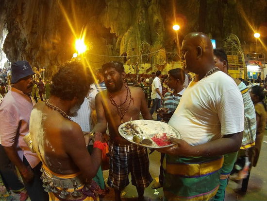 Es schien so, als entbinde er andere von ihrer Pflicht, indem er ihnen Bändchen abnahm.