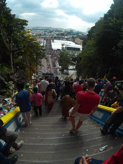 Die Treppe,  der abgesperrte Bereich vor der Treppe und dahinter...Menschen,  Menschen,  Menschen