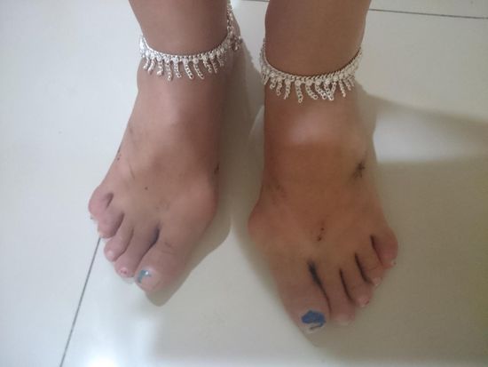 Füße hinterher,  dreckig aber mit neuem Schmuck