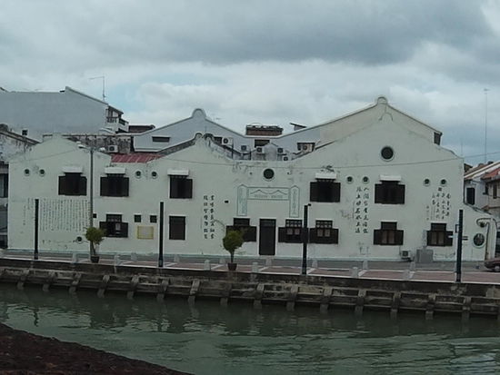 Leider konnte ich nicht herausfinden, was die Schriftzeichen bedeuten