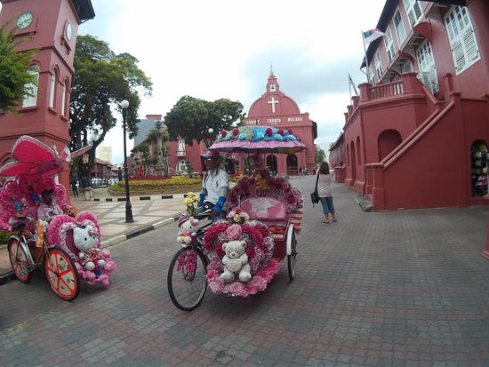 Schick die Fahrradrikschas oder?  Vor allem vor der Kulisse des roten Platzes. Im Hintergrund die Christchurch und rechts das Stadthuys