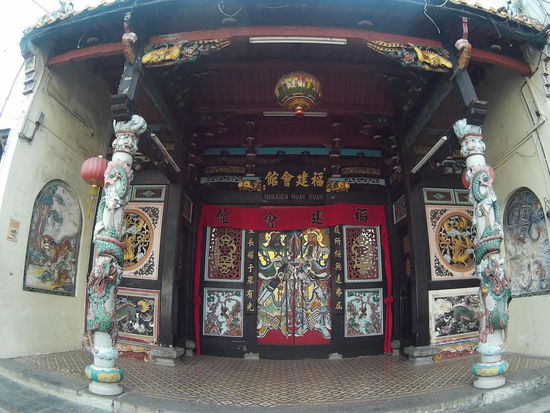 Kleiner Tempel mit wunderschönem Eingangsbereich