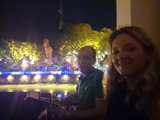 Felix und Simone 
Im Hintergrund die Bäume mit den Vögeln