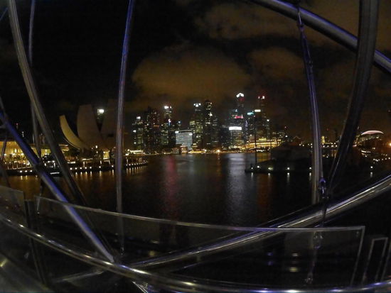 Skyline durch die Helix Bridge