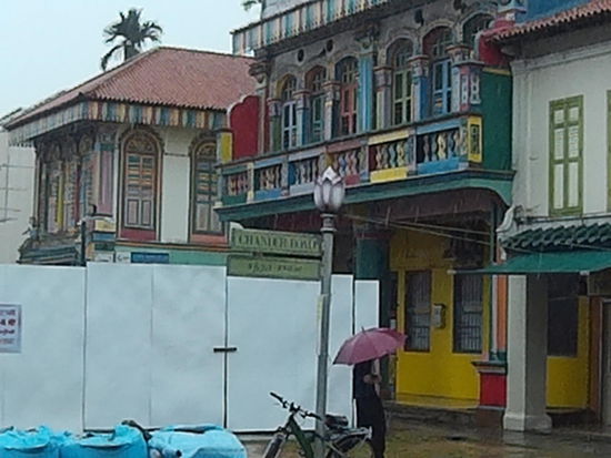 Häuser gegenüber dem ersten Tempel und immer noch Regen... Andre haben Schirme