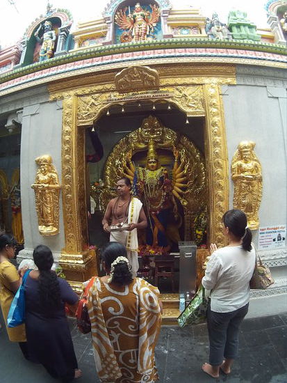 Segnung vor einem Nebenaltar