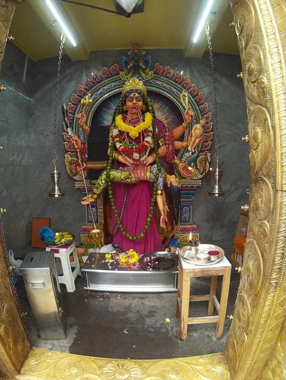 Hier frisst Kali die Gedärme einer Frau und steht auf einem Mann