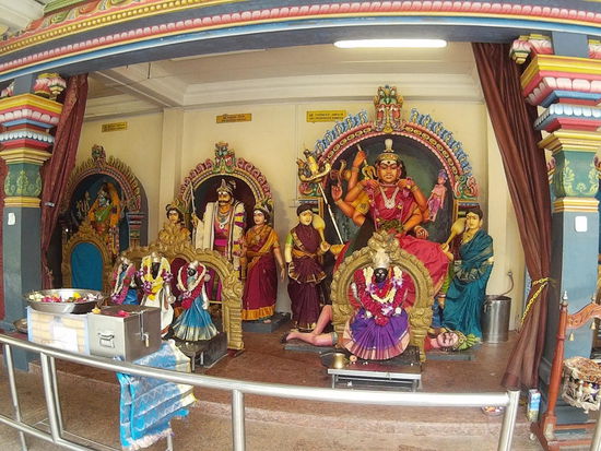 Auch hier eine Abbildung von Kali wie sie Leute frisst