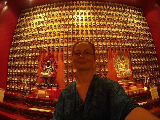 Die kleinen Figuren sind Abbildungen der großen. Wenn ich das richtig verstanden habe, werden sie von Gläubigen gespendet.