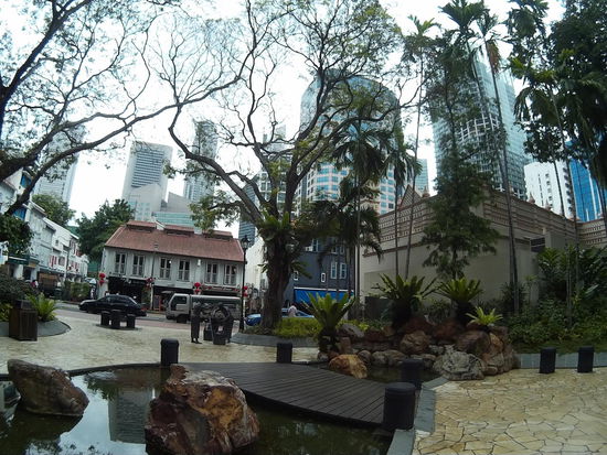 Rechts die Moschee,  links der Tempel(kaum zu sehen),als Kontrast im Hintergrund Hochhäuser