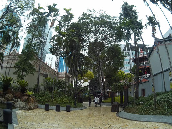 Nochmal links die Moschee,  rechts der Tempel