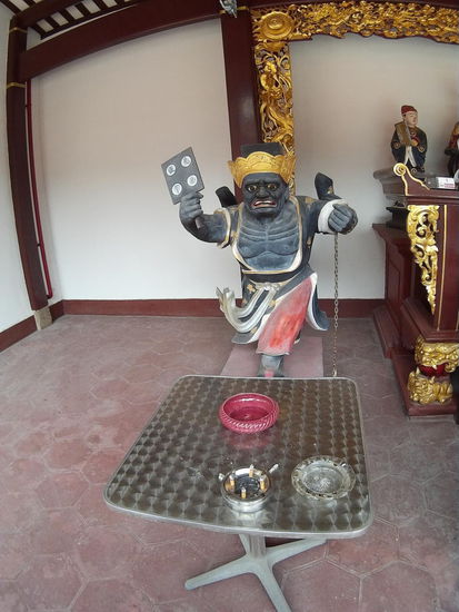 Zigaretten für den "evil god "