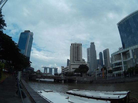 Im Hintergrund in der Mitte die Marina Bay Sands