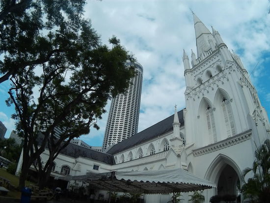 Nochmal ein Kontrast, Kirche gegen Hochhaus