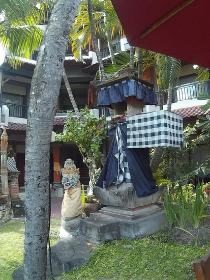 Einer der Altäre im Hotelgarten