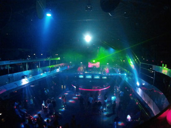 Lasershow und leichtbekleidete Tänzerinnen