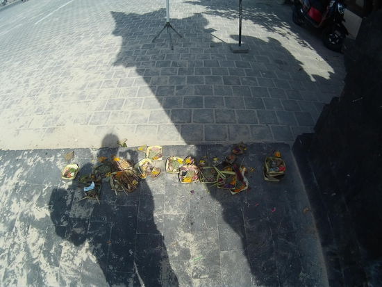 Mein Schatten auf den Opfergaben