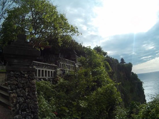 Ein Sonnenstrahl trifft die Tempelpagode