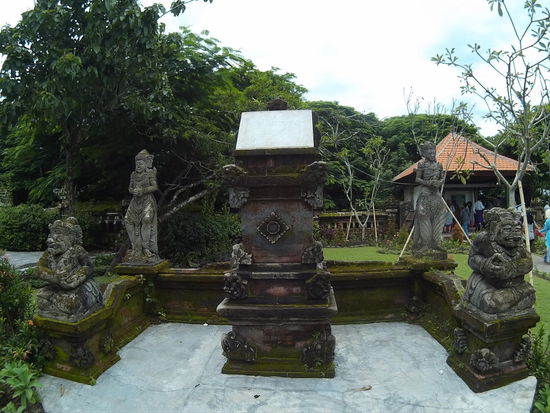 Auch vor dem Eingang auf dem Parkplatz gibt es noch Sehenswertes,  das ist halt Bali, Insel der Götter