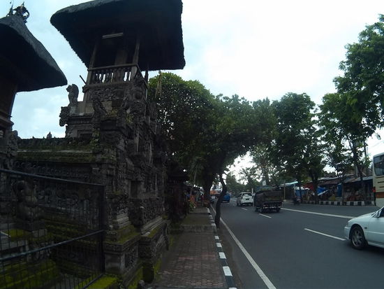 Typisches Straßenbild in Bali
