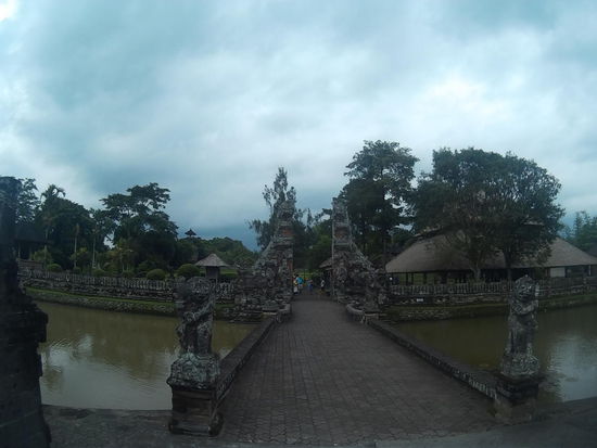 Brücke über den ersten Wassergraben