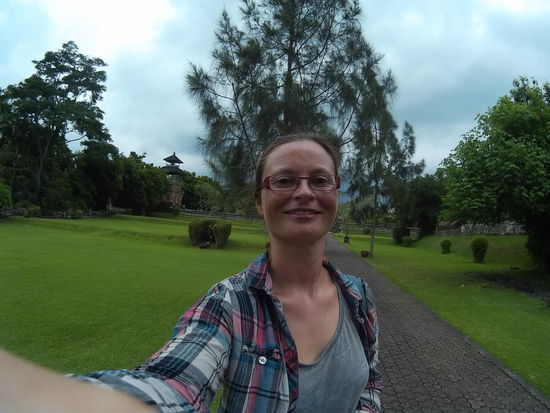 Das Gras ist so grün hier...Wobei es sich eigentlich nicht um Gras, sondern ein Bodengewächskrautzeug handelt