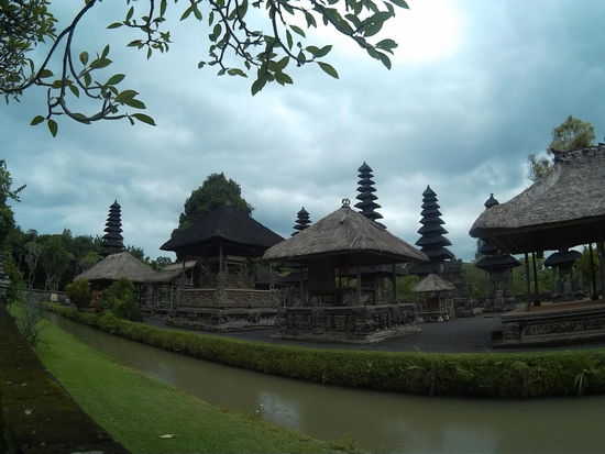 Blick in den inneren Tempelbereich über den Wassergraben