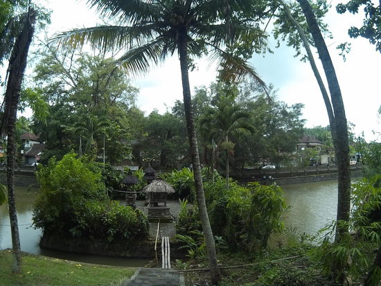 Über die Brücke habe ich mich aber nicht getraut. Ich war schon nass genug. 
Rechts am anderen Ufer sitzen zwei Balinesen und angeln (vielleicht zu klein, um es zu erkennen).