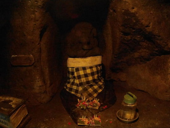 Statue Ganeshas, ich denke eher, dass die Höhle daher ihren Namen hat... Aber die Experten dürfen sich ruhig weiterstreiten. Ich weiß ja auch nicht alles.