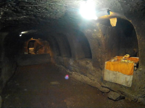 Die Höhle von den Lingam aus gesehen