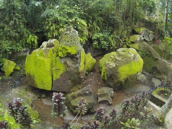 Bemooste alte Steine mit Spuren von Bearbeitung lasse ich auch erstmal links liegen, da die anderen da runtersteigen