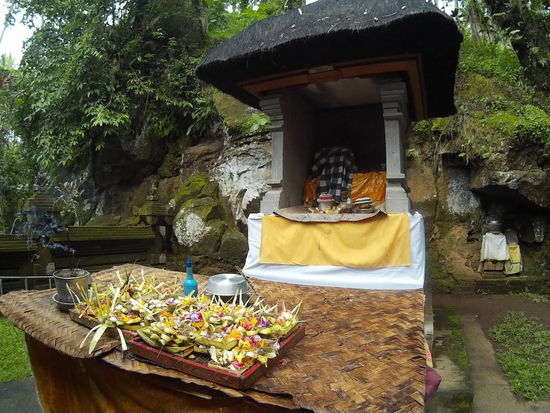 Kleiner Tempel,  viele Bastkörbchen
