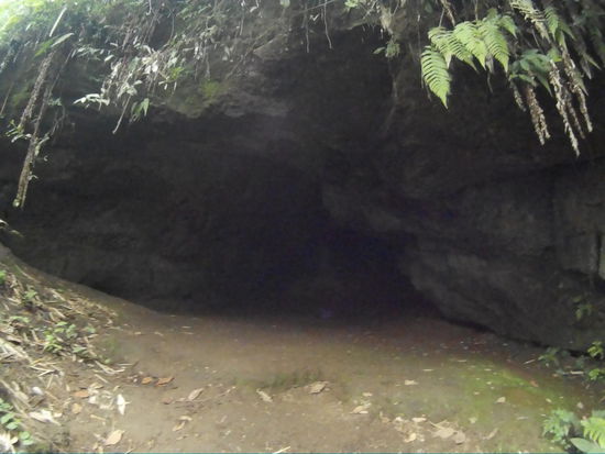 Der dunkle Höhleneingang