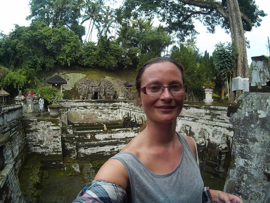 Nochmal der Blick über die Badebecken auf das Höhlenportal