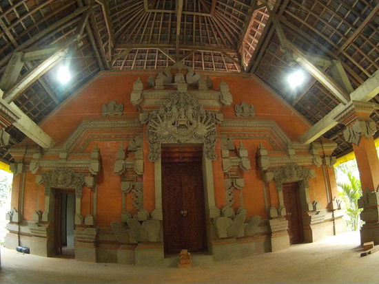 Schnitzereien im Versammlungshaus