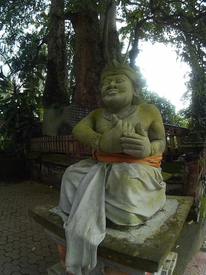 Jede der vielen Handpositionen Buddhas hat ja eine Bedeutung, aber was will die Handhaltung dieser Statue uns sagen?