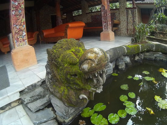 Der Teich wird von Steindrachen eingerahmt, was mich natürlich sehr anspricht