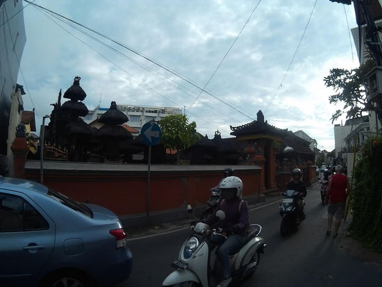 Straßenverkehr on der Einbahnstraße auf der einen Seite der Gasse vor dem Hotel