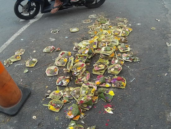 Bastschälchen auf der Straße vor einem Tempel