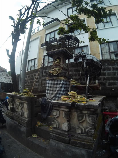 Am Ende der Gasse, ein Altar