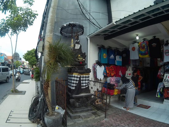 Shop mit vorgelagertem Altar,  ob der Miete dann wohl höher ist?