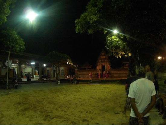 Strenger Blick auf die Tänzerinnen,  hinterher gab's Manöverkritik