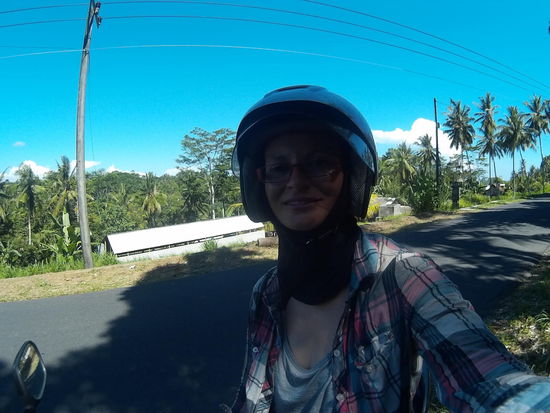 Etwas mitgenommene Rollerfahrerin auf der Hügelkuppe