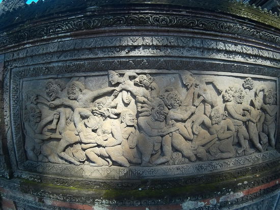 Die Mosaike aussen stellen Dämonen dar...