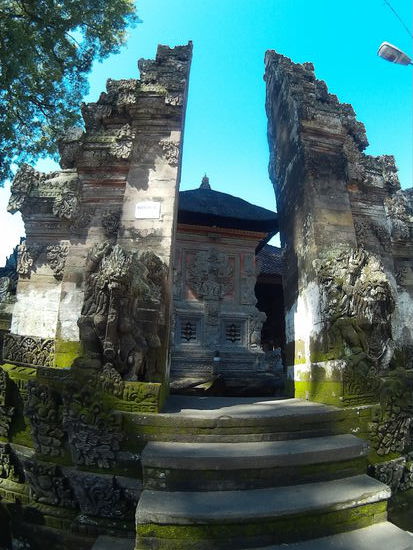 Blick ins Tempelinnere durch ein weiteres gespaltenes Tor