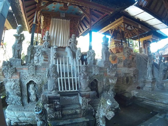 Mehr Göttersitze,  dieser sogar mit Gardine und Gartenzaun