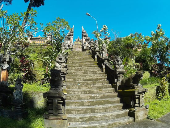 Puh, da hochklettern?  Und dann ist das Tor vielleicht verschlossen?